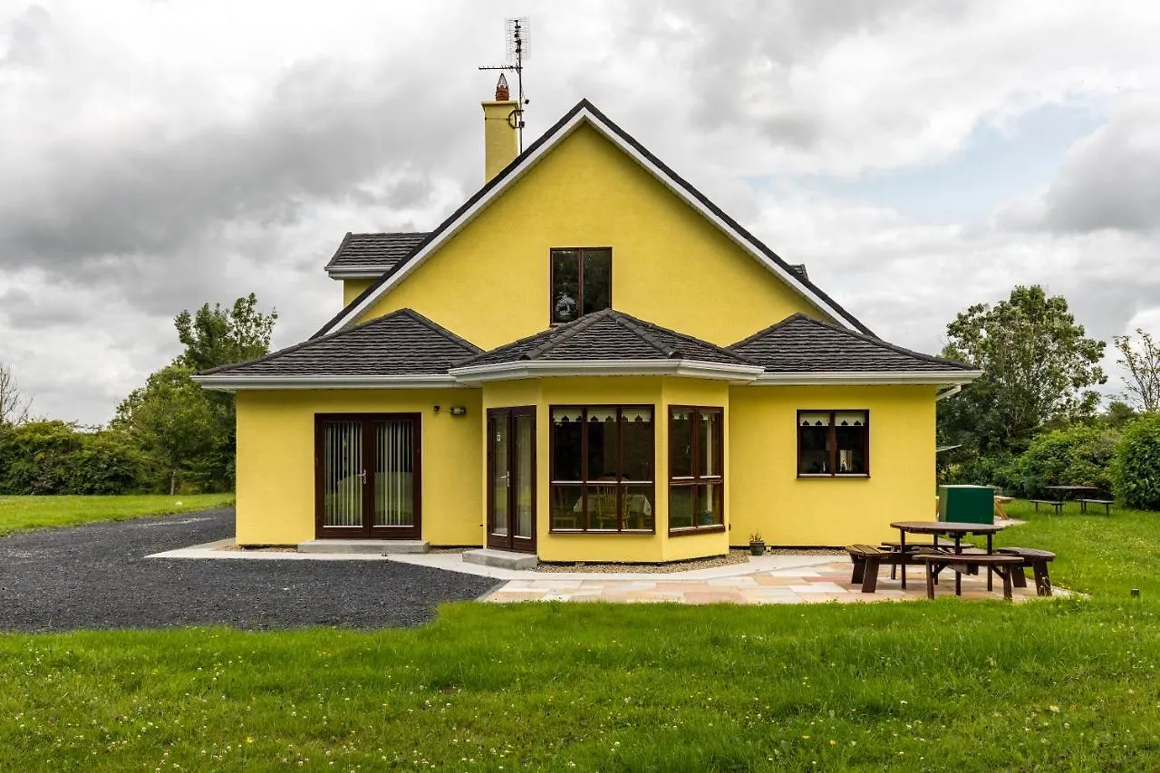 Yellow House Villa Westport Holiday home